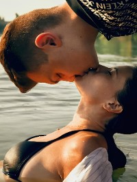 Cover Dein mutiger, intensiver Kuss An  diesen ungewöhnlichen Plätzen und Orten haben Sie noch nie intim geküsst!